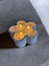 Load image into Gallery viewer, Led Flower 3 Wick Candle 20cm
